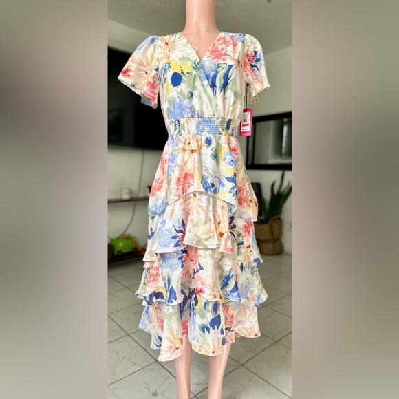 Vince Camuto
Women's Floral-Print Flutter-Sleeve Tiered Midi Dress - Picture 1 of 10